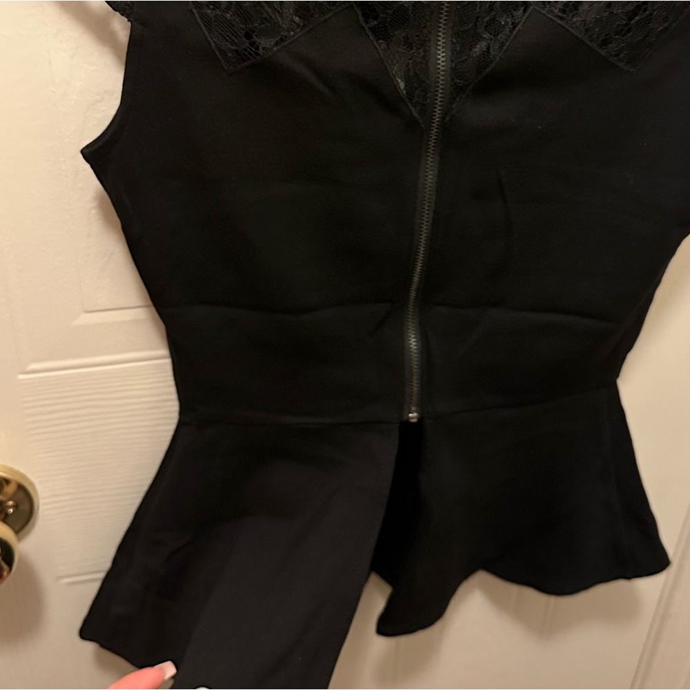 GUESS BLACK LACE PEPLUM TOP - Picture 3 of 5